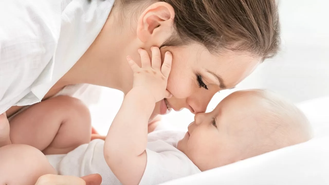 Dijital Çağda Anne-Bebek Bağı: İlk 1000 Günün Önemi ve Ekran Kullanım Rehberi