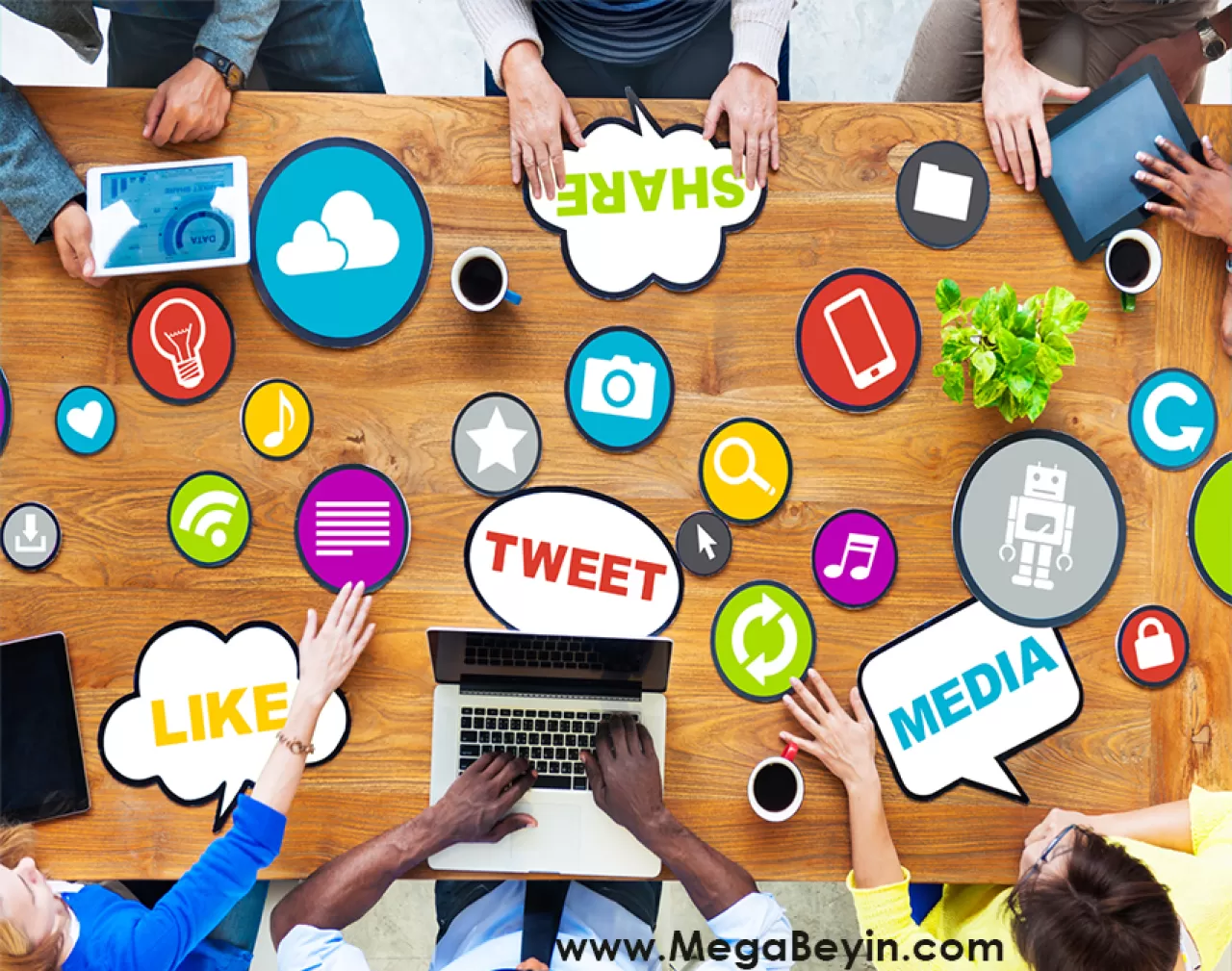 Sosyal Medya Annelik Deneyimini ve Bebek Bağlanmasını Nasıl Şekillendiriyor?