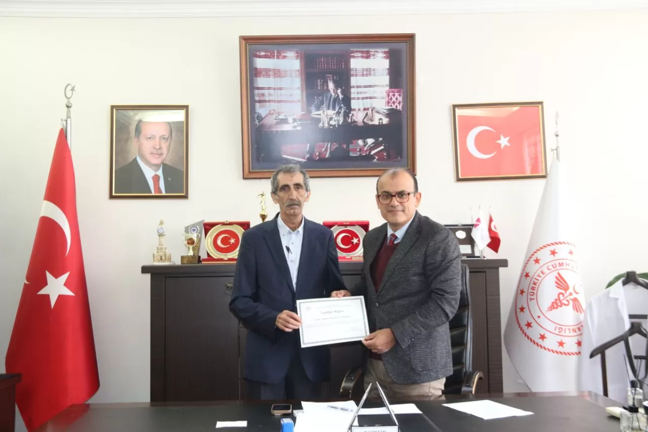 İzmir Atatürk Eğitim ve Araştırma Hastanesi'nde Emekli Çalışana Teşekkür Belgesi