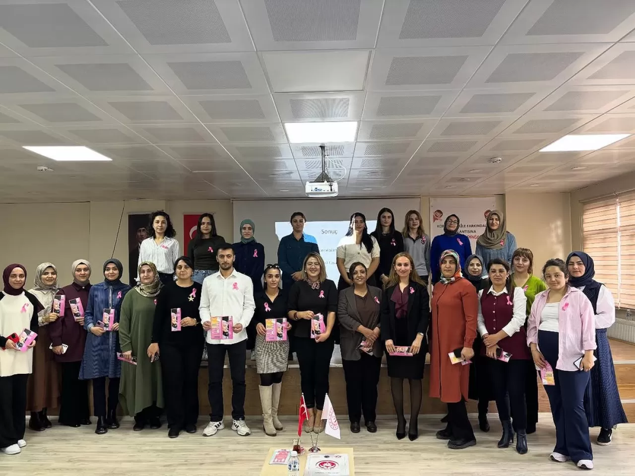 Ardahan'da Aile ve Sosyal Hizmetler Personeline Meme Kanseri Farkındalık Eğitimi