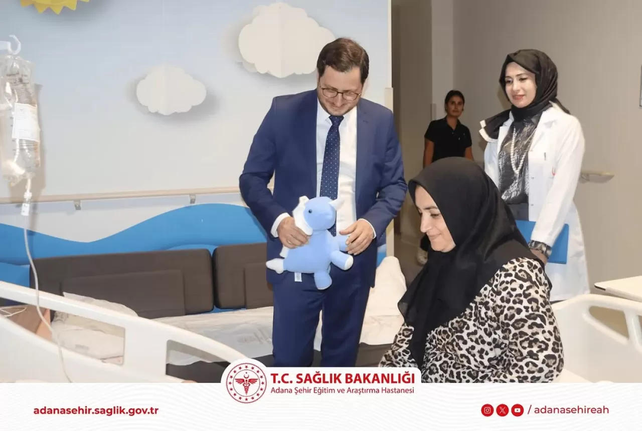 Adana'da Çocuk Hastaların Yüzünü Başhekim ve Ekibi Güldürdü