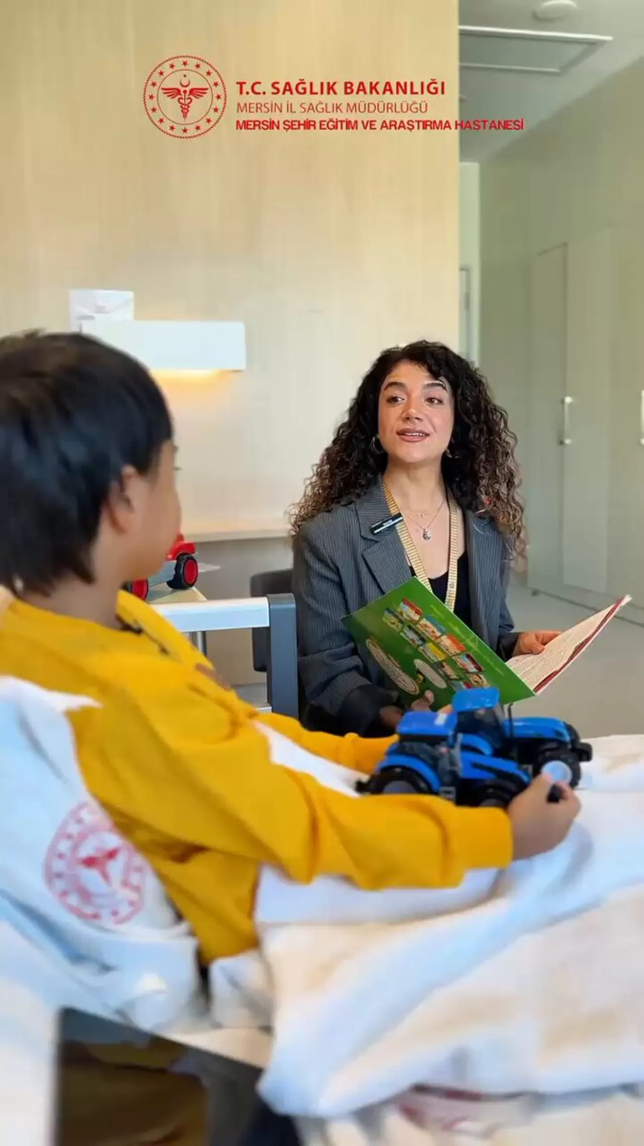 Mersin Şehir Hastanesi'nde Çocuk Palyatif Servisindeki Miniklere Masallarla Moral
