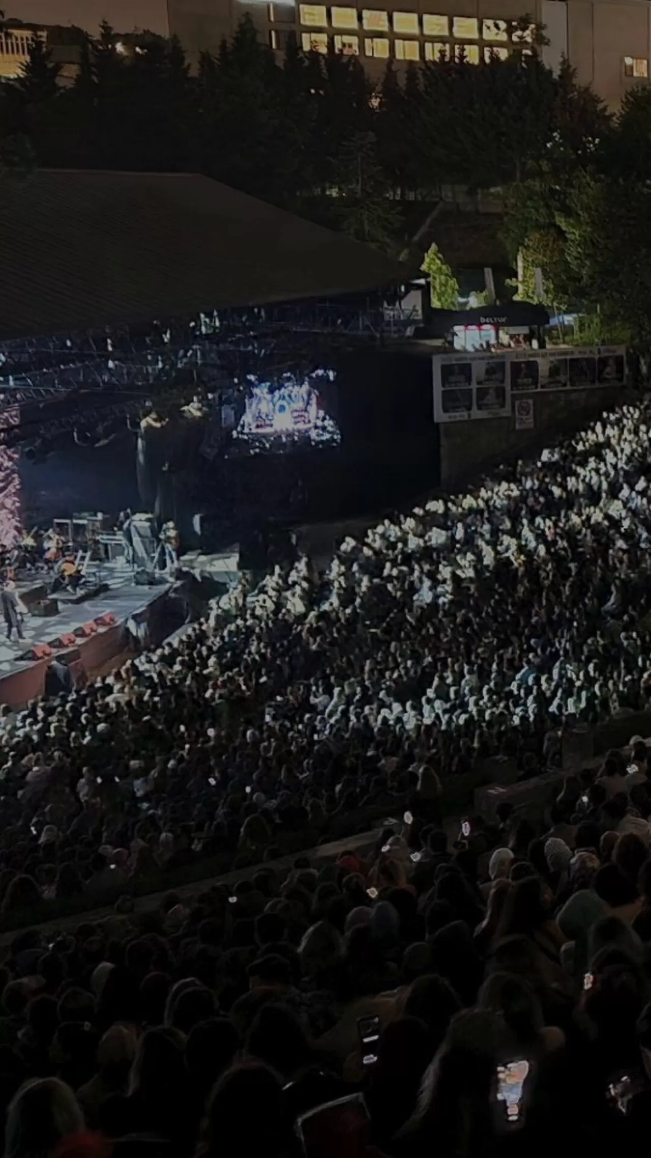 İstanbul'da Meme Kanseri Farkındalık Ayı: Cemil Topuzlu Açık Hava Tiyatrosu'nda Erken Teşhis Mesajı