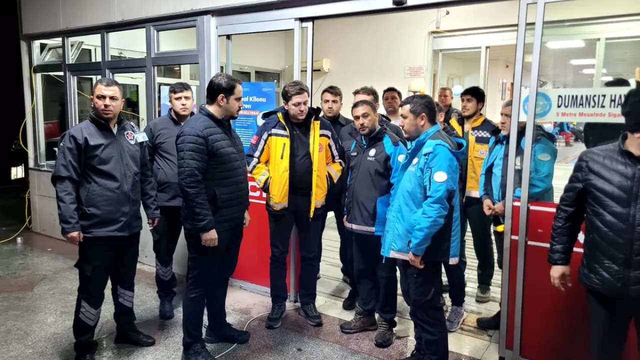 Balıkesir İl Sağlık Müdürü Dr. Miraç Çavdar, Sındırgı'da Deprem İncelemeleri Yaptı