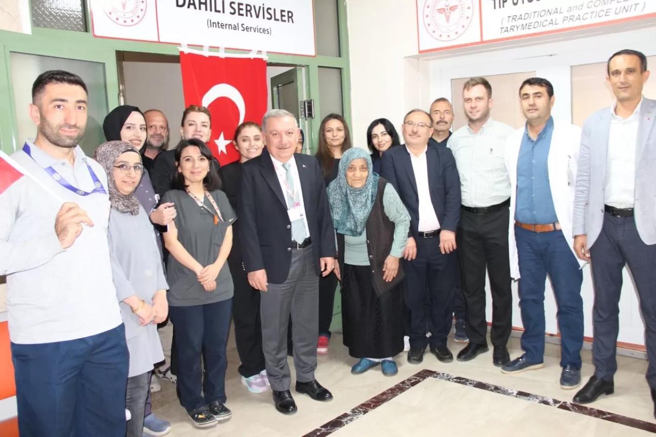Sivas Devlet Hastanesi Yöneticileri 29 Ekim'de Hastaları Ziyaret Etti