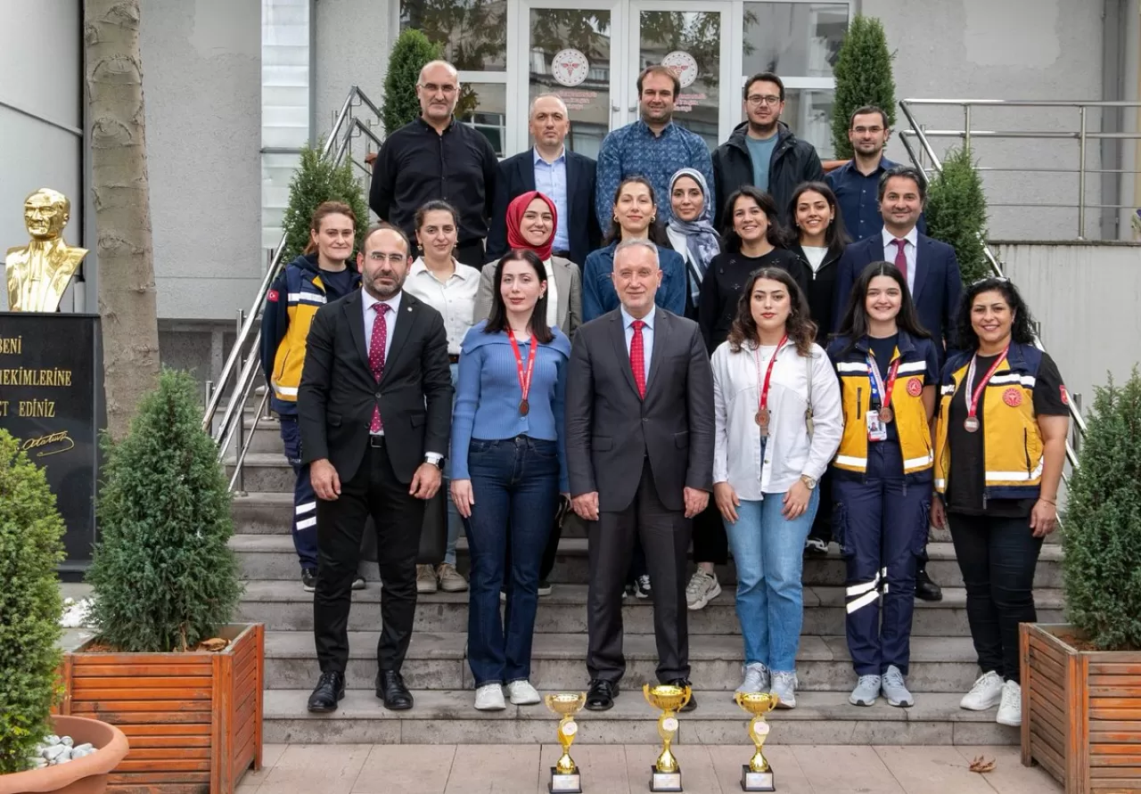 Trabzon İl Sağlık Müdürlüğü Voleybol Takımlarından Başarı Kupası