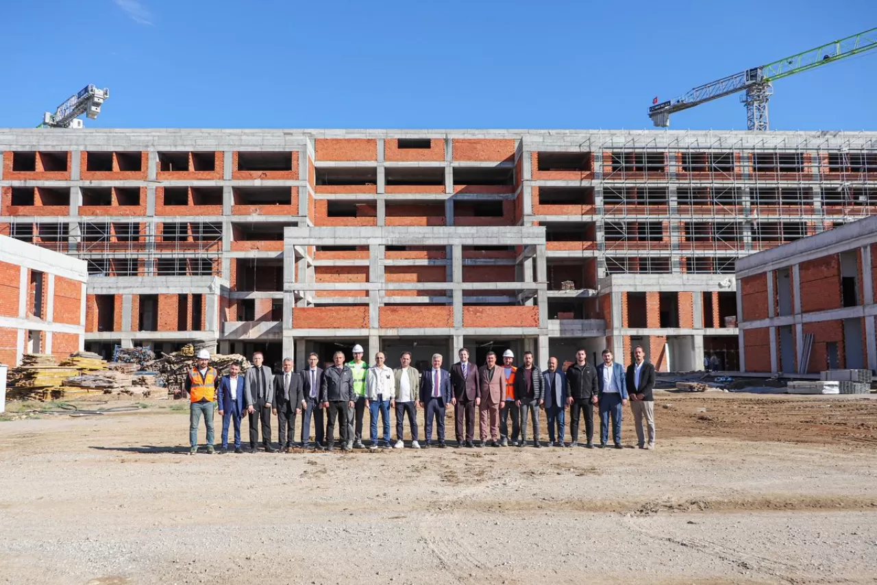 Edremit Devlet Hastanesi'nin Yeni Binasında İnşaat İncelemesi