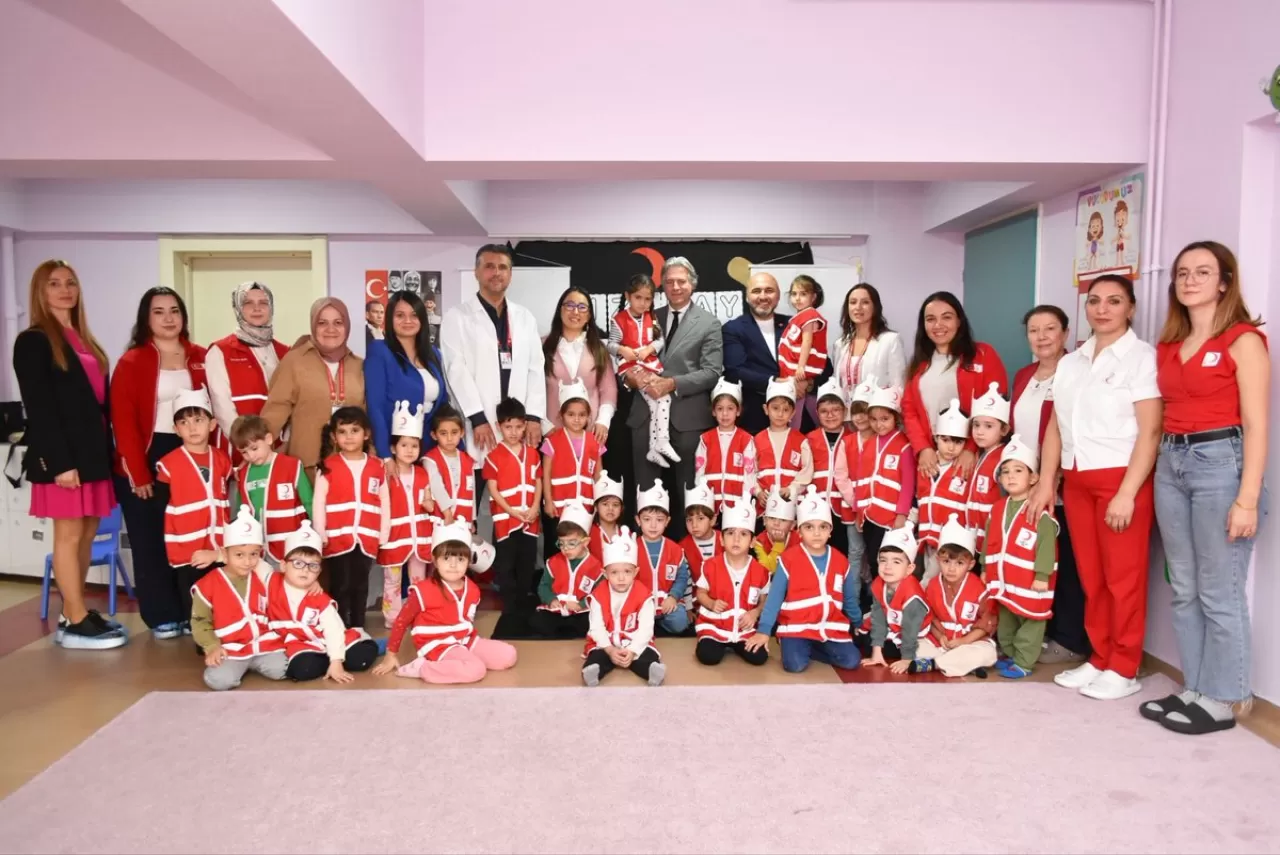 Buca Seyfi Demirsoy Hastanesi Kreşinde Kızılay Haftası'na Özel Minik Ellerden Anlamlı Etkinlik